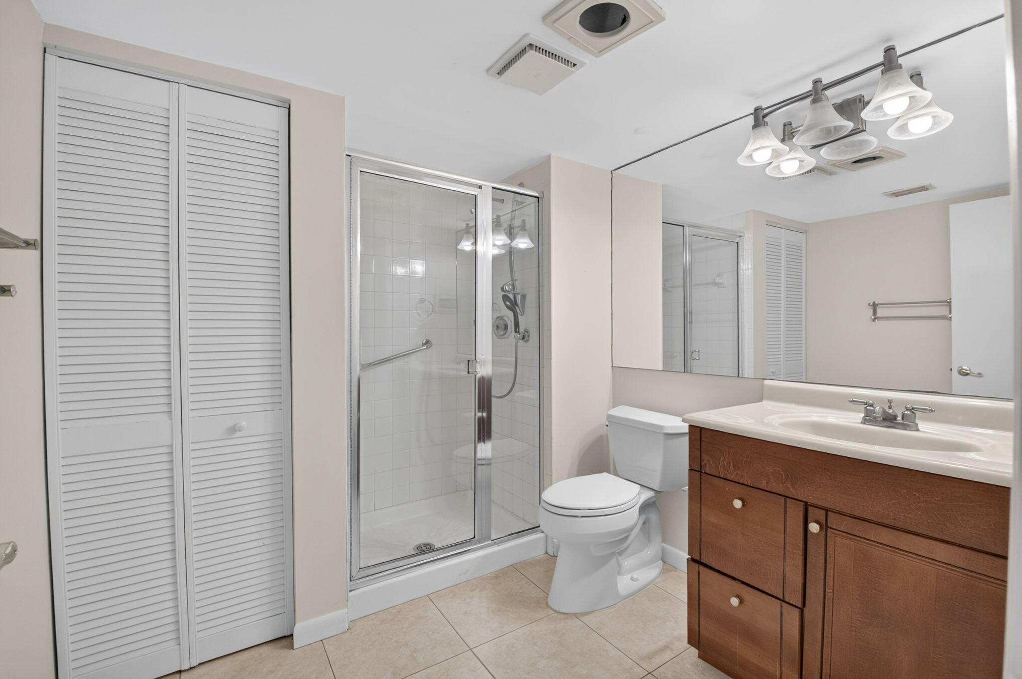 9264 Vista Del Lago, Unit A Boca Raton, FL 33428 - Photo 29 of 48 2nd Bathroom