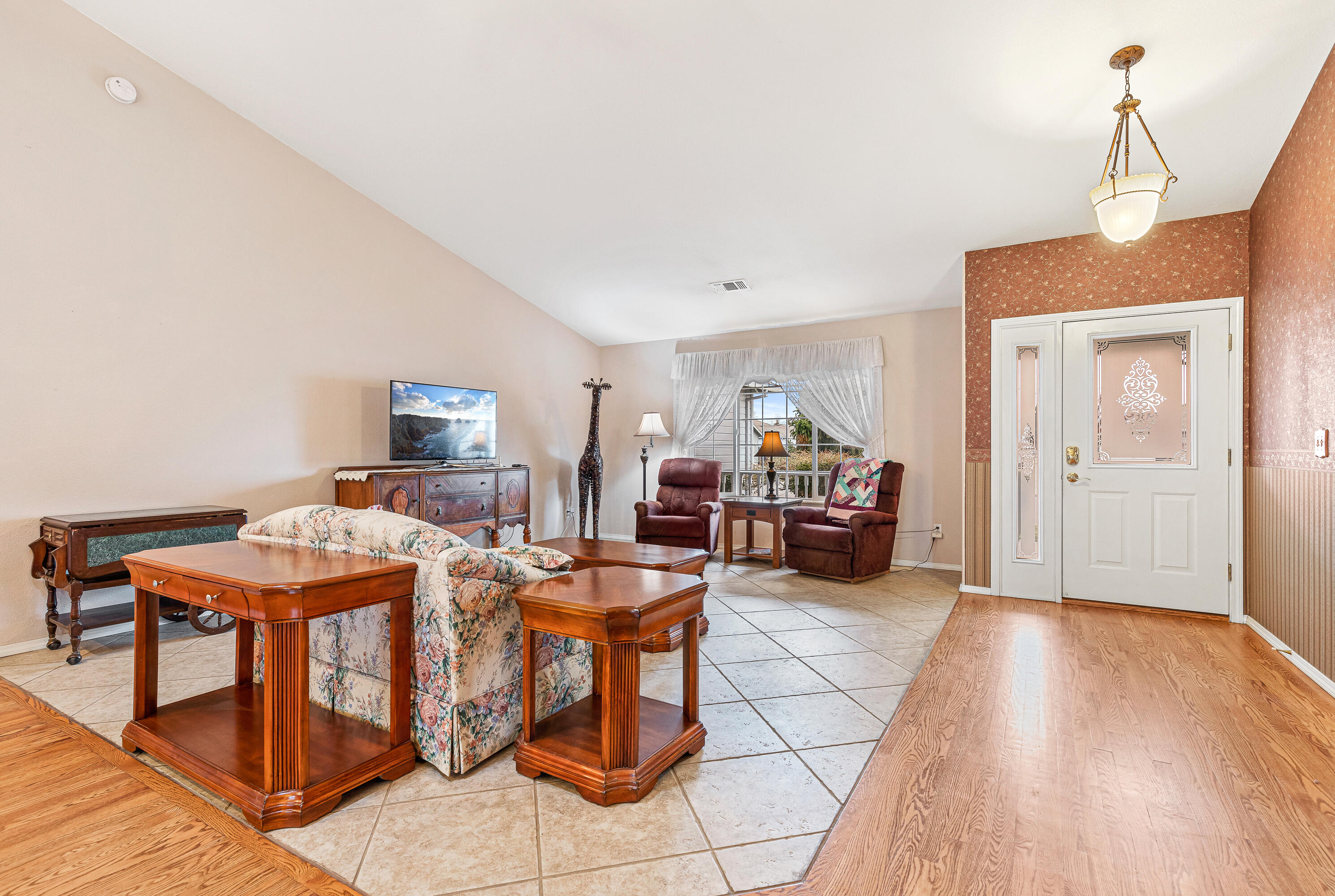 2649 Rabun Way Central Point, OR 97502 - Photo 5 of 39 9R9A3063