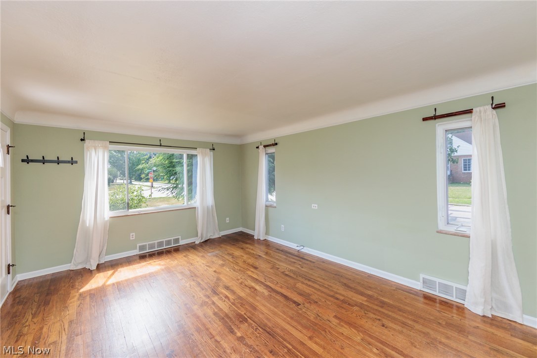 1284 Argonne Road Cleveland, OH 44121 - Photo 2 of 36