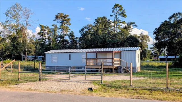 a view of a house with backyard