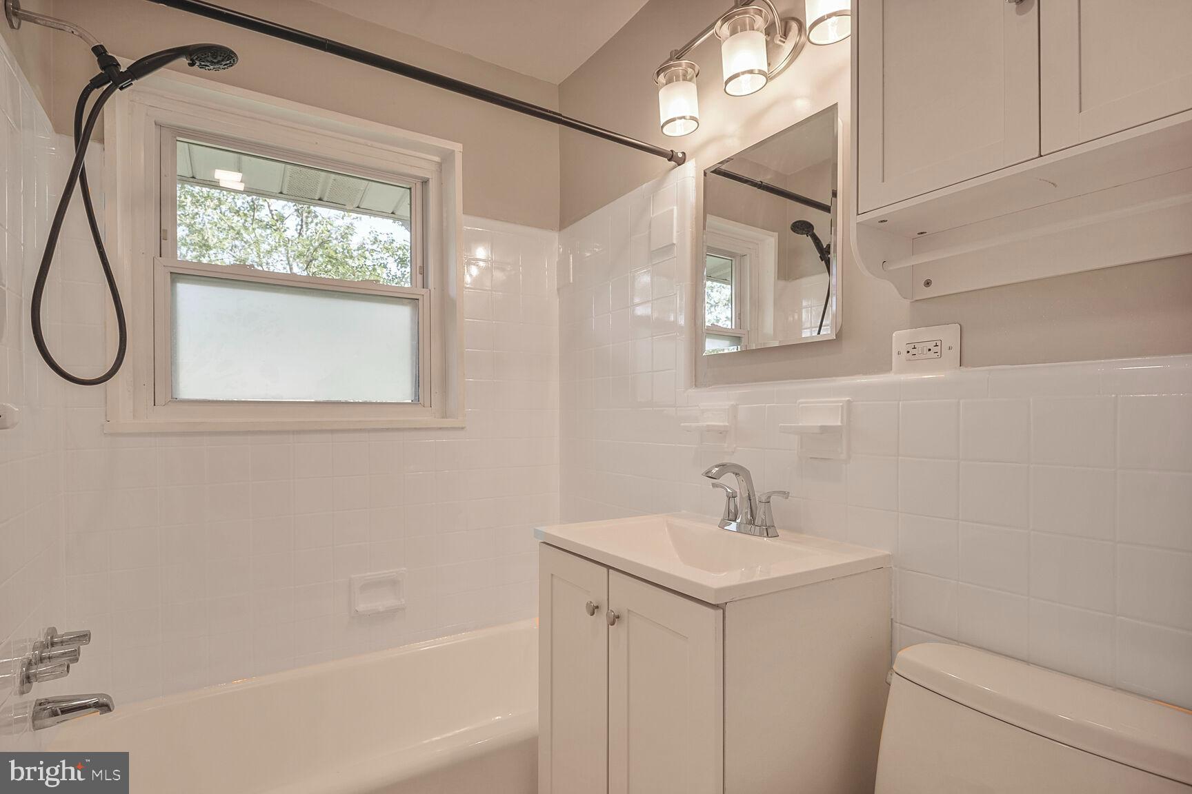 6141 Telegraph Road Alexandria, VA 22310 - Photo 14 of 22 Upstairs Bath