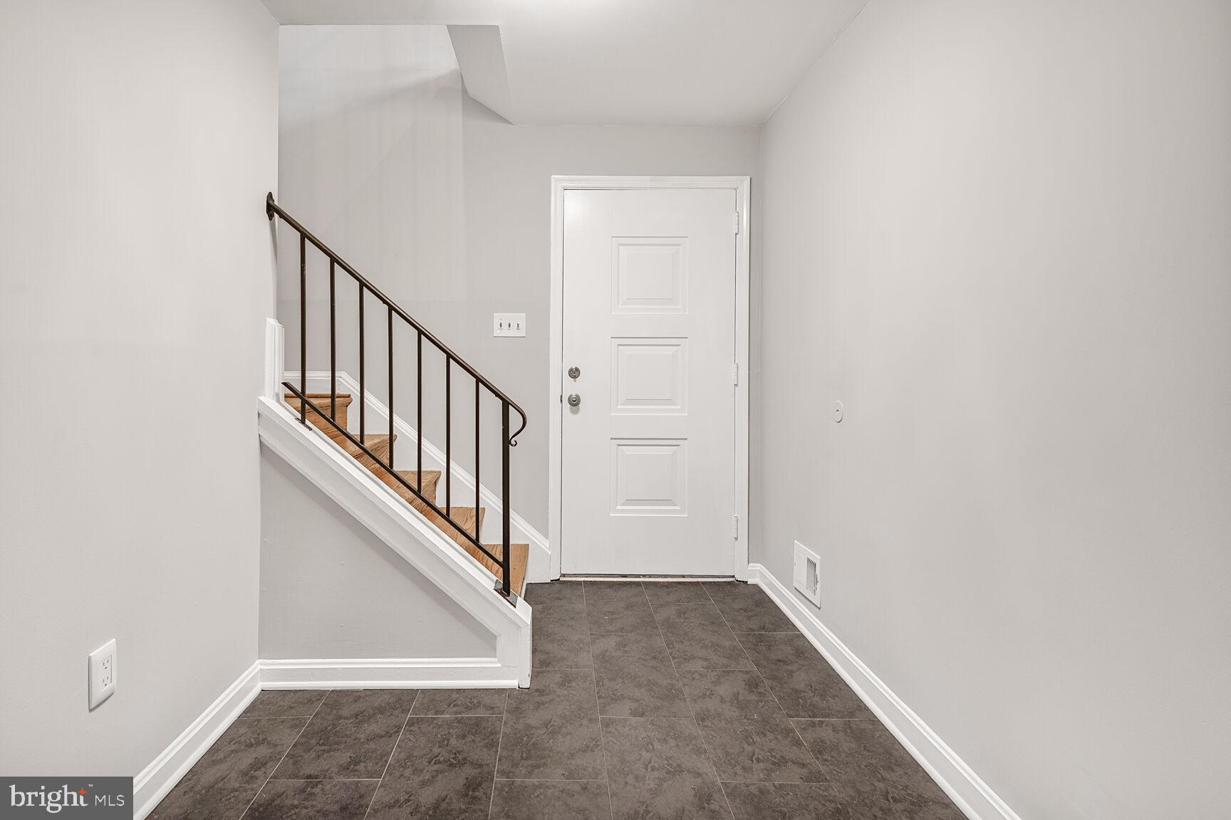 6141 Telegraph Road Alexandria, VA 22310 - Photo 3 of 22 Foyer