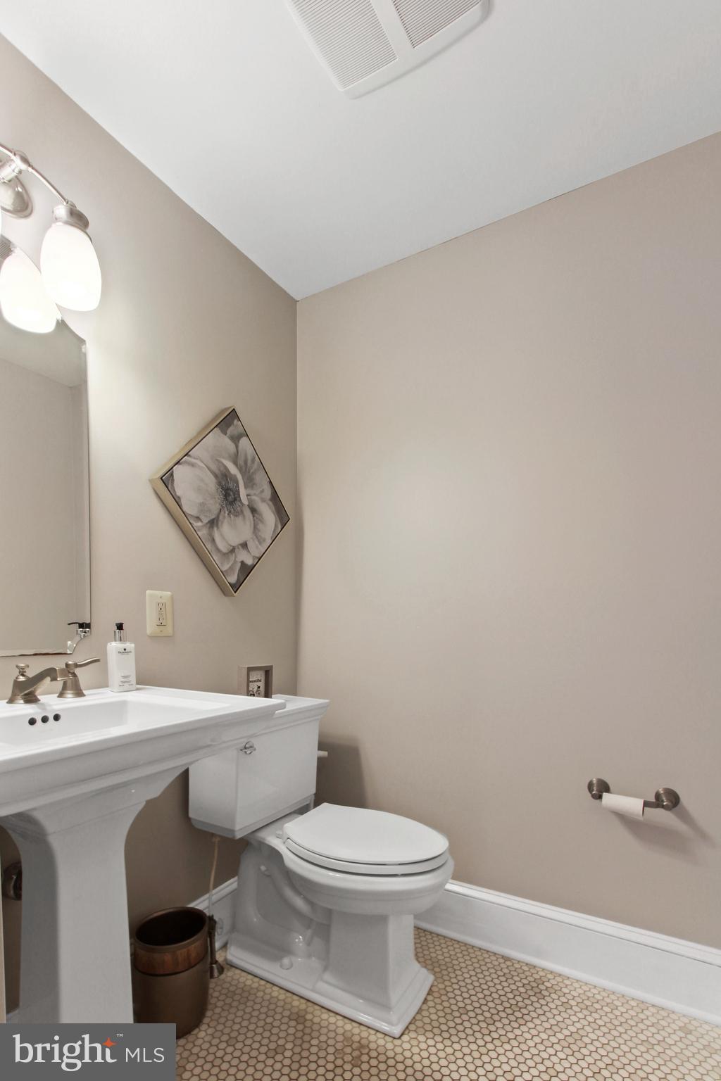 608 Somerset Road Baltimore, MD 21210 - Photo 14 of 57