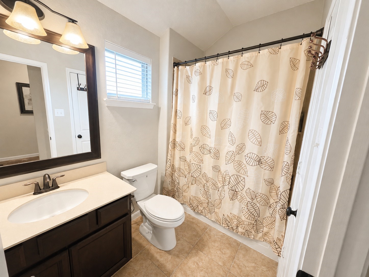 417 Kohls Crest Road La Porte, TX 77571 - Photo 16 of 22 Guest bath with tub/shower