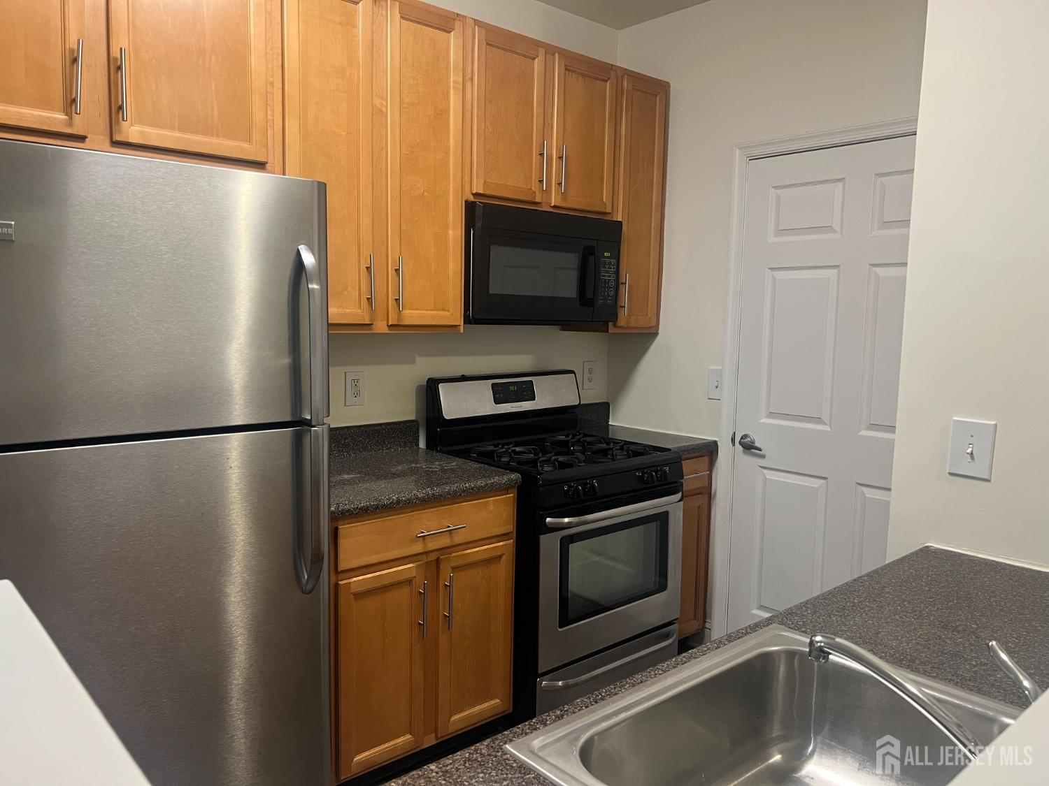 263 Samuel Circle Parlin, NJ 08859 - Photo 3 of 17