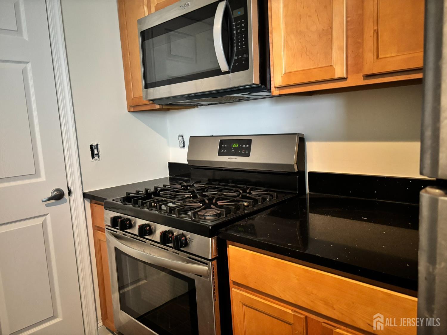 263 Samuel Circle Parlin, NJ 08859 - Photo 4 of 17