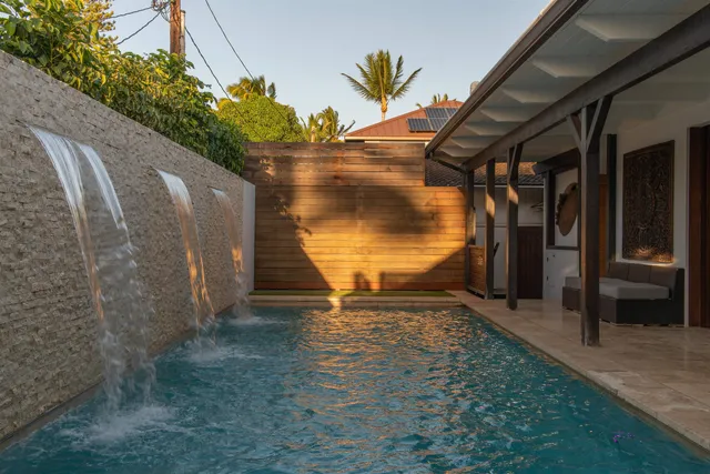 a view of a backyard with pathway