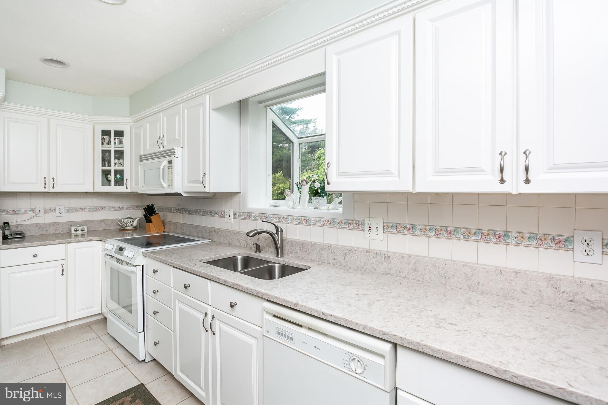 914 Breezewick Road Baltimore, MD 21286 - Photo 7 of 26 Gorgeous new Quartz counter tops
