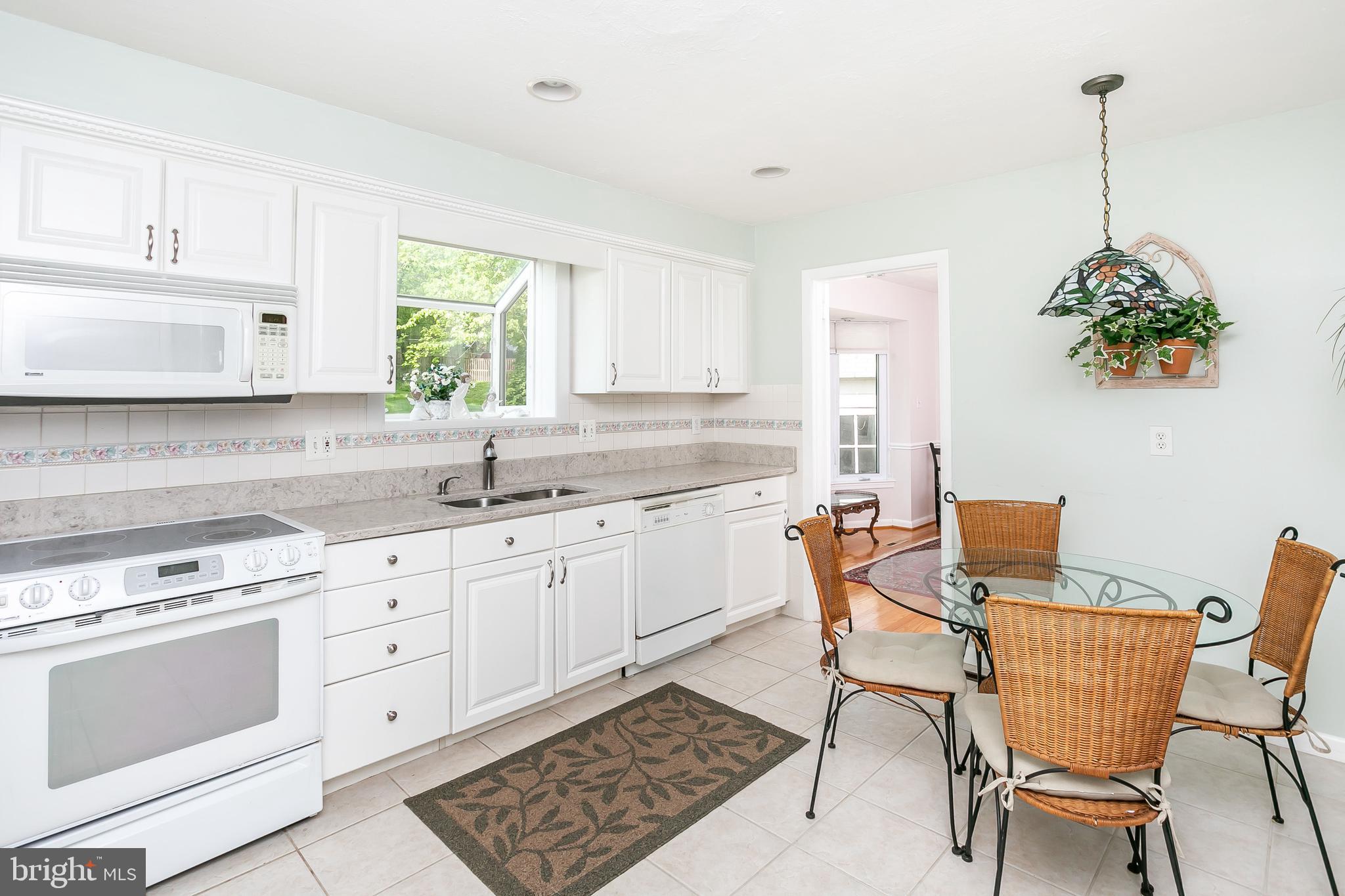 914 Breezewick Road Baltimore, MD 21286 - Photo 8 of 26 Kitchen/Breakfast Area