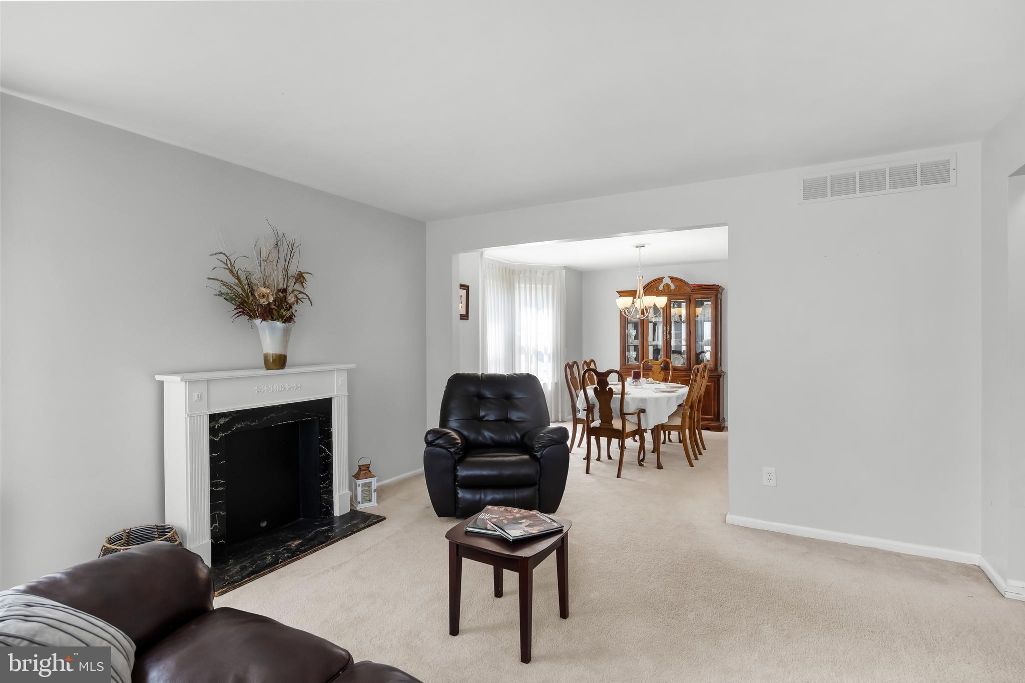 44 Springcress Drive Delran, NJ 08075 - Photo 5 of 30 Living Room