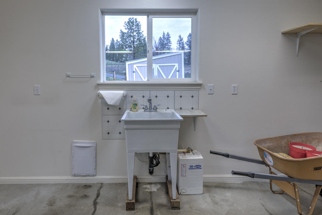 2749 Robertson Bridge Road Grants Pass, OR 97526 - Photo 33 of 59 Utility Sink in Shop