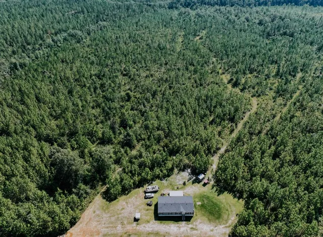 a view of a back yard