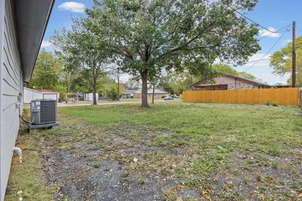 $1,900 | 1100 Monte Vista Drive, Lockhart, TX 78644
