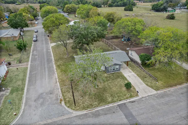 $1,900 | 1100 Monte Vista Drive, Lockhart, TX 78644