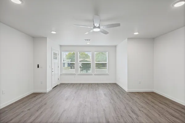 $1,900 | 1100 Monte Vista Drive, Lockhart, TX 78644