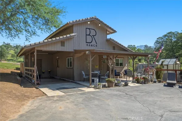 a kitchen that has a lot of cabinets in it