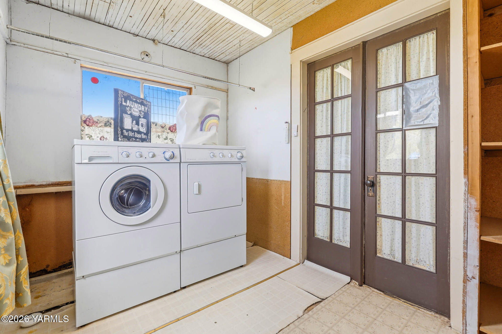 721 Blaine Road Granger, WA 98932 - Photo 23 of 45 a utility room with dryer and washer