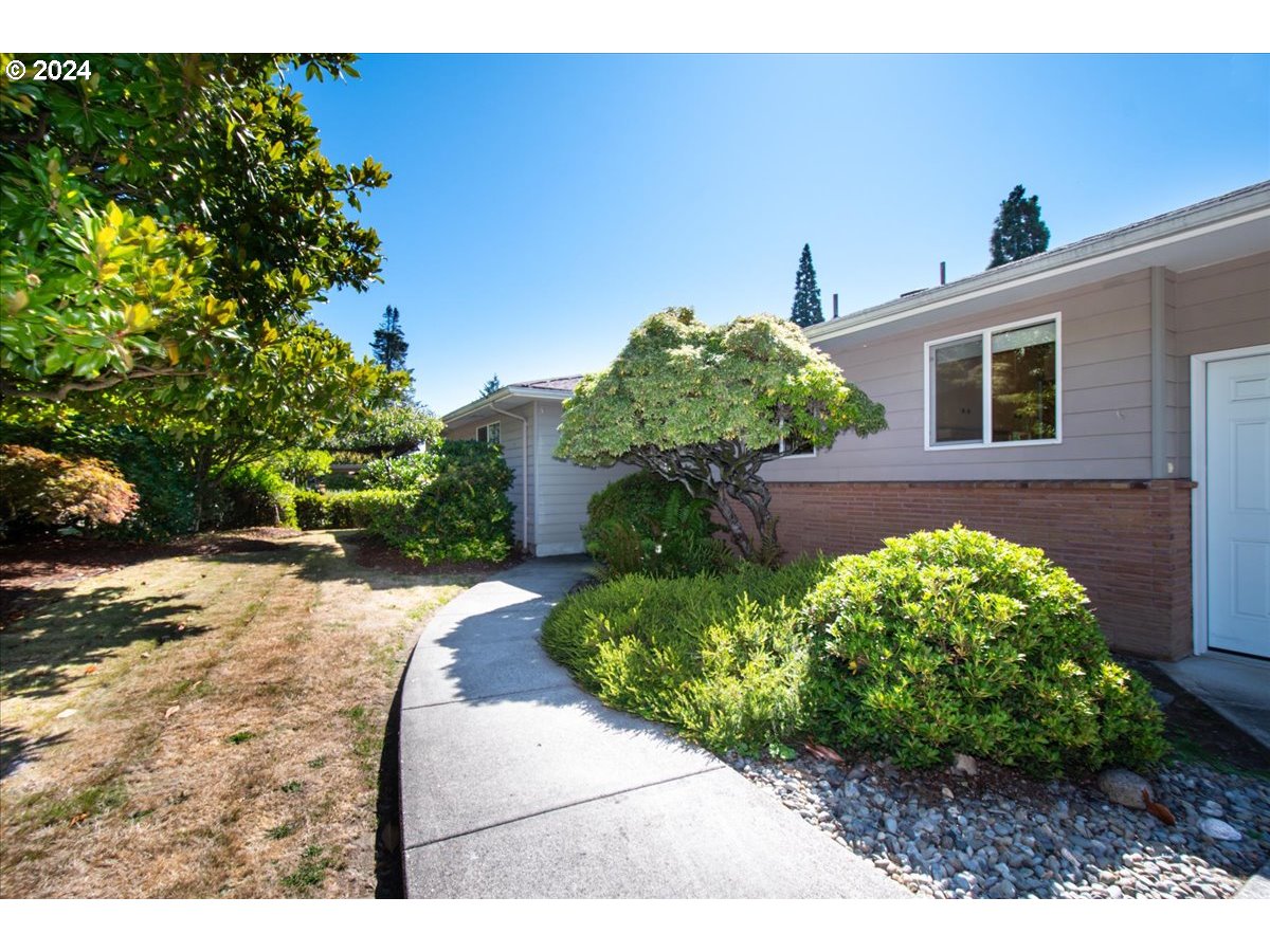 2057 Cascade Way Longview, WA 98632 - Photo 3 of 35 Gallery Image 3
