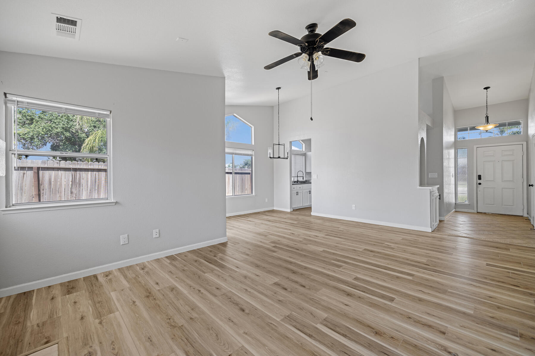2157 Country View Avenue Tulare, CA 93274 - Photo 5 of 22 08 - Livingroom