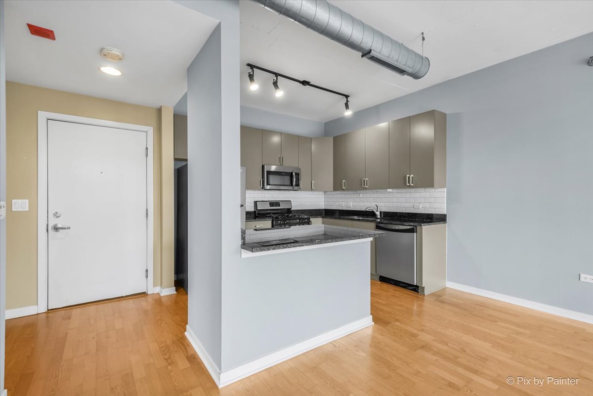 909 West Washington Boulevard, Unit 803 Chicago, IL 60607 - Photo 11 of 21 a kitchen with stainless steel appliances granite countertop a refrigerator a sink and a stove