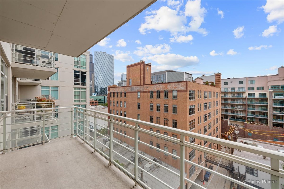 909 West Washington Boulevard, Unit 803 Chicago, IL 60607 - Photo 19 of 21 a view of terrace with city view