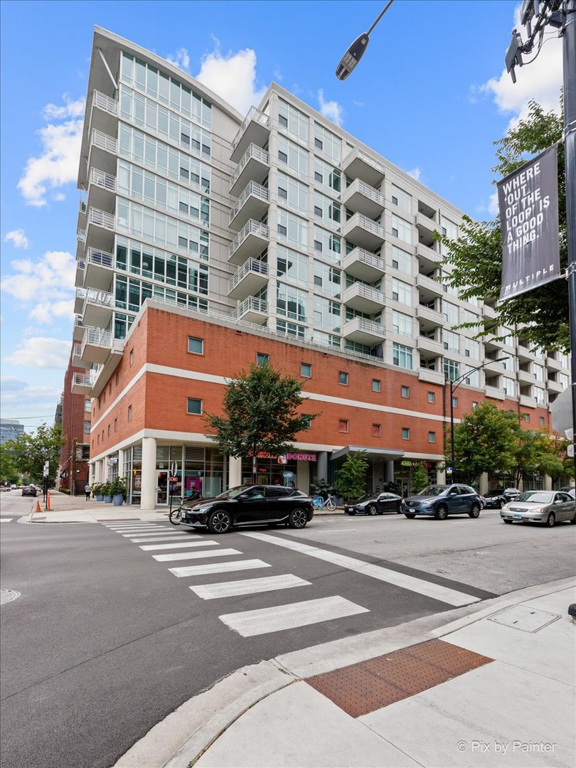 909 West Washington Boulevard, Unit 803 Chicago, IL 60607 - Photo 2 of 21 front view of a building with a street