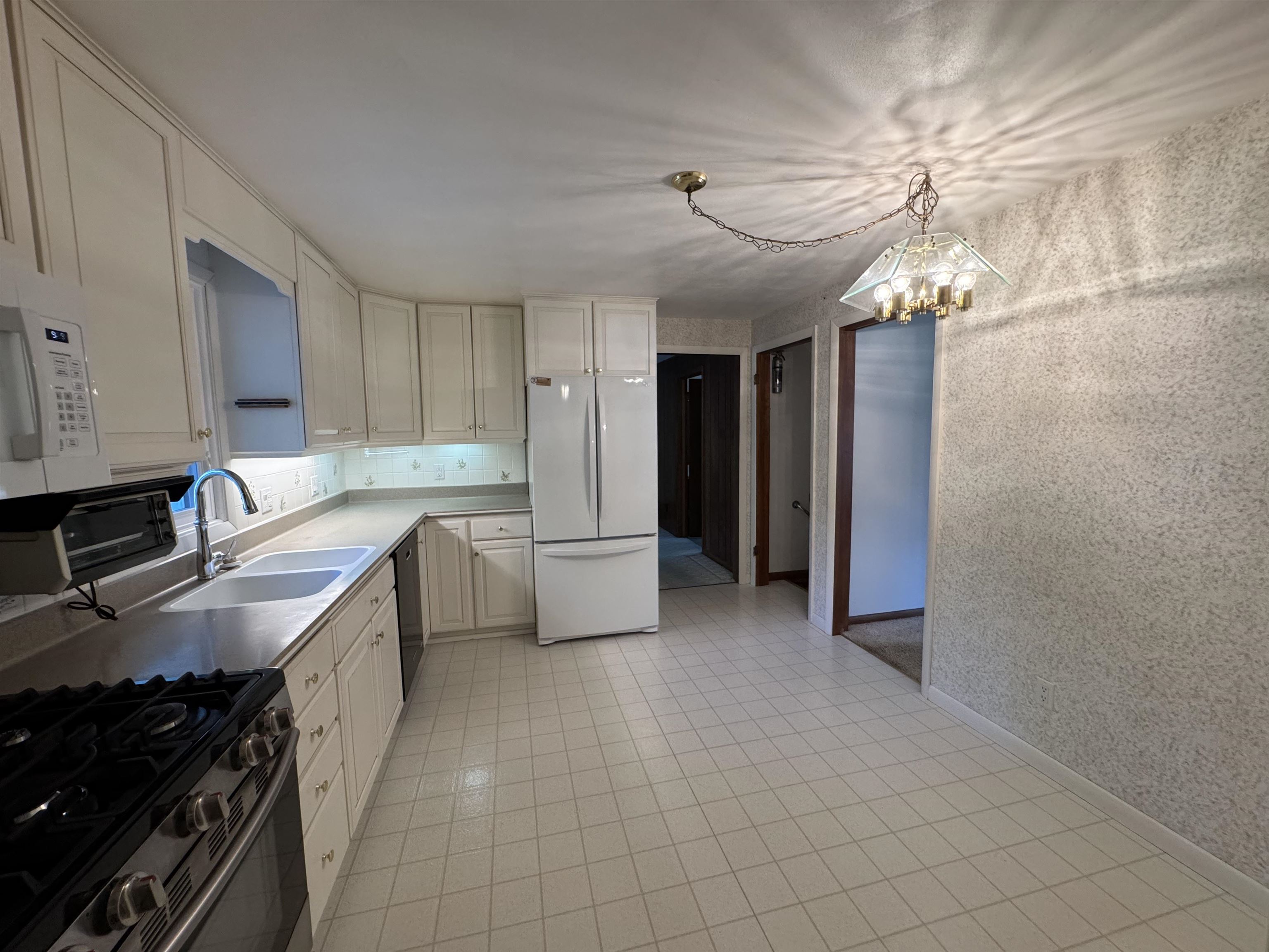 2503 South Harmon Street Appleton, WI 54915 - Photo 8 of 38