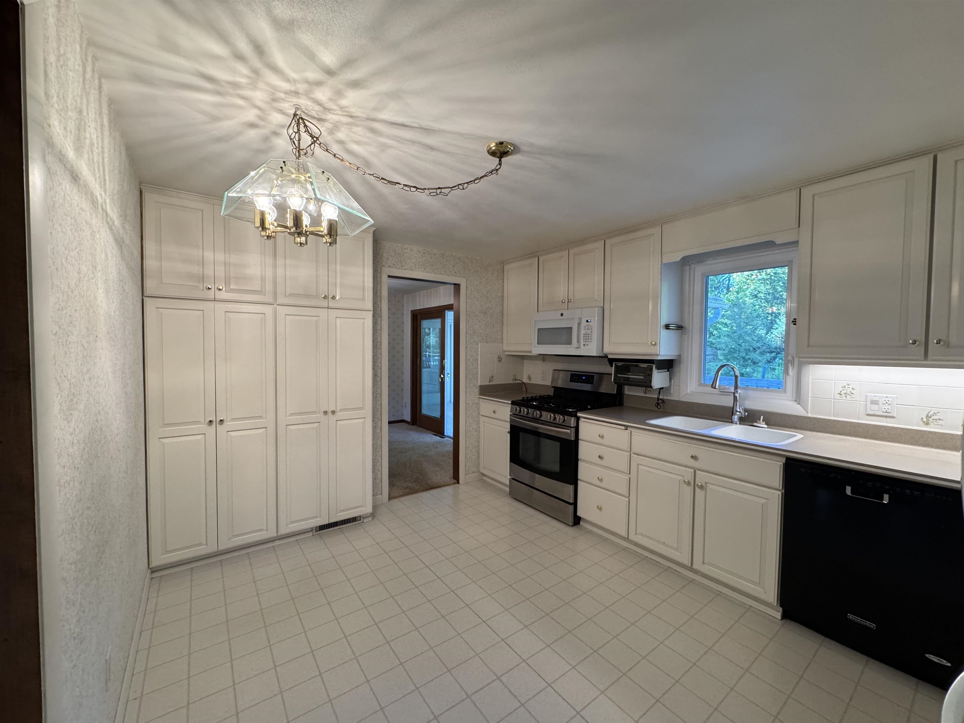 2503 South Harmon Street Appleton, WI 54915 - Photo 9 of 38