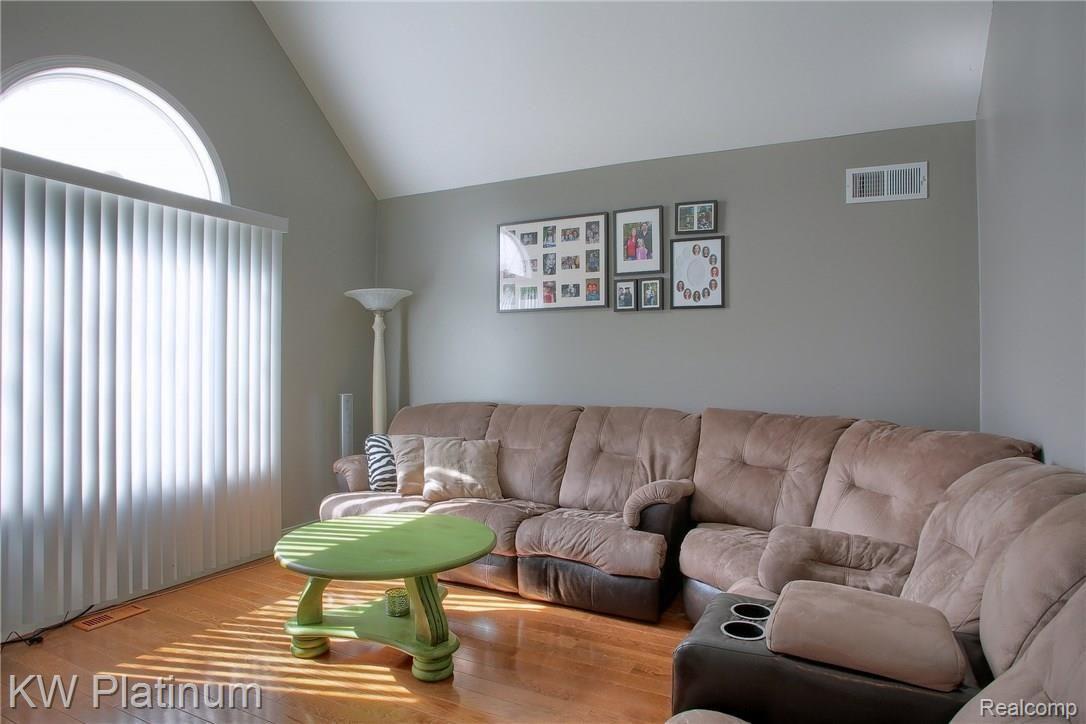 51955 Lillian Road New Baltimore, MI 48047 - Photo 5 of 33 Library.jpg