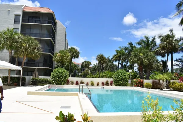 $2,050 | 3000 Presidential Way, Unit 503, West Palm Beach, FL 33401