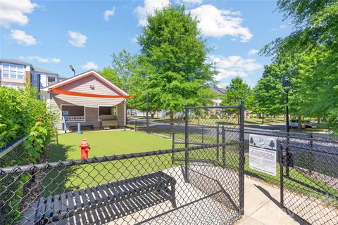 a view of a back yard