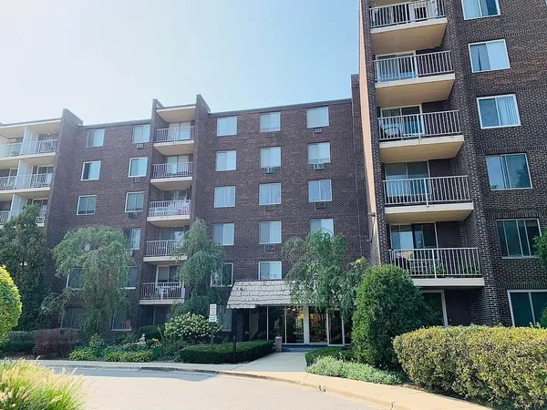 $1,950 | 225 South Rohlwing Road, Unit 518, Palatine, IL 60074