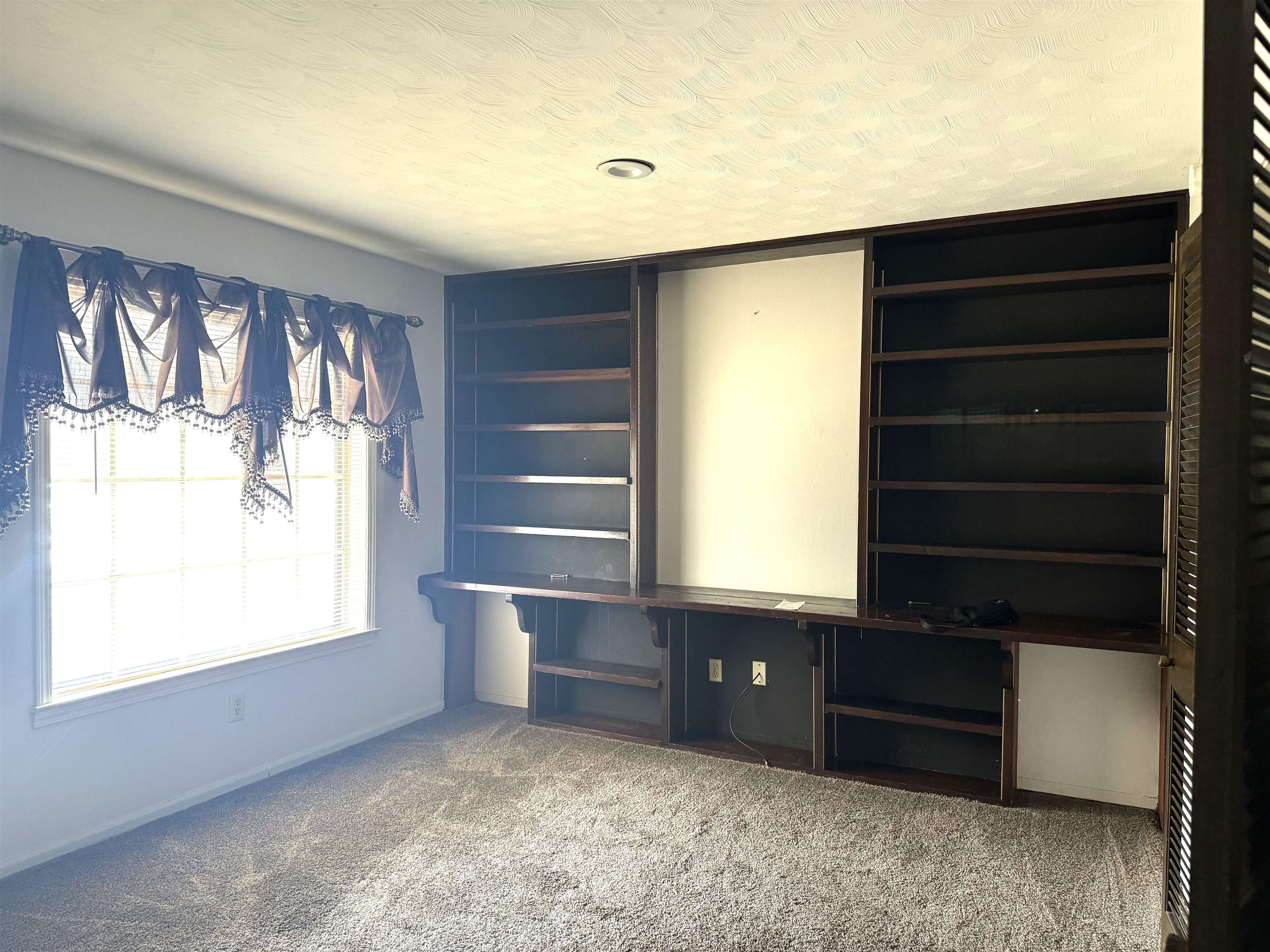 3289 Graves Road Memphis, TN 38116 - Photo 4 of 23 a view of an empty room and window