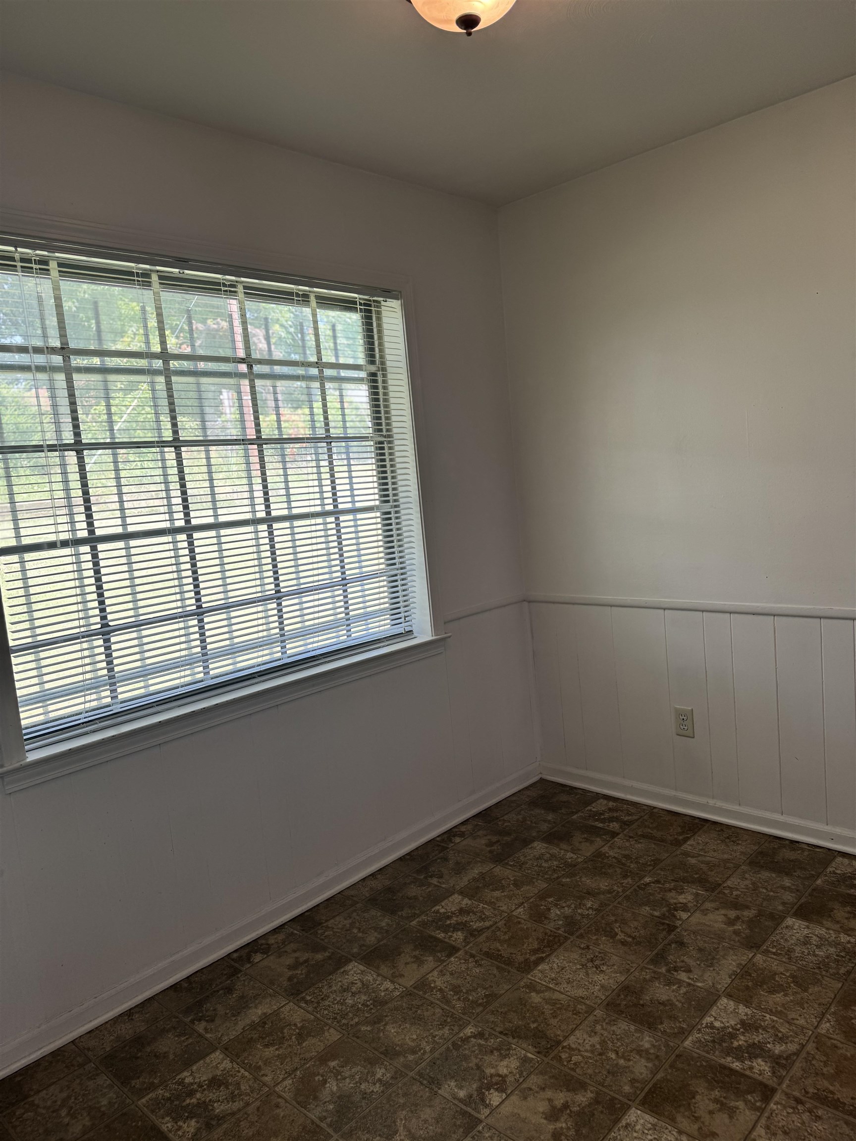 3289 Graves Road Memphis, TN 38116 - Photo 8 of 23 an empty room with a window