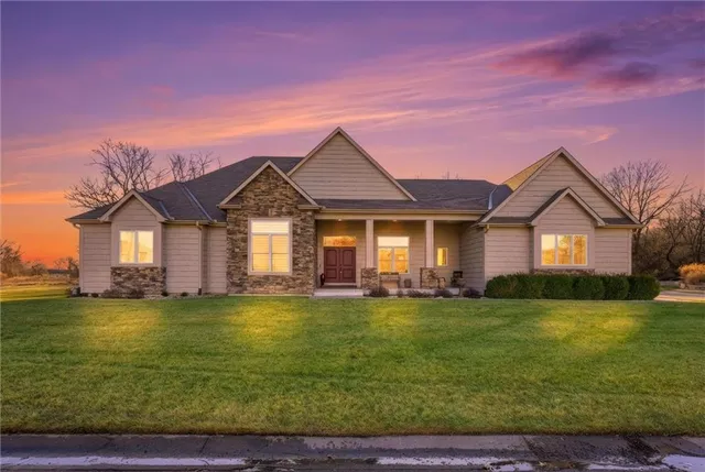$665,000 | 900 Oakmont Drive, Lansing, KS 66043