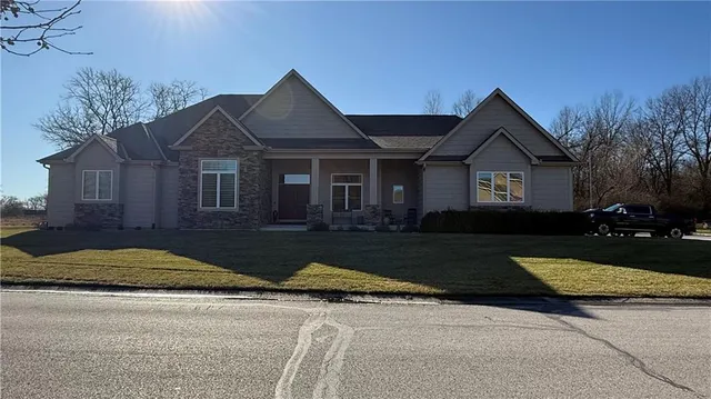 $665,000 | 900 Oakmont Drive, Lansing, KS 66043