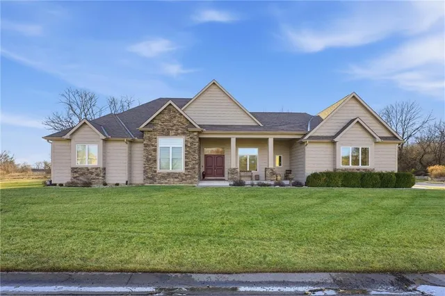 $665,000 | 900 Oakmont Drive, Lansing, KS 66043