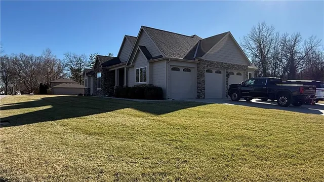 $665,000 | 900 Oakmont Drive, Lansing, KS 66043