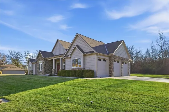 $665,000 | 900 Oakmont Drive, Lansing, KS 66043