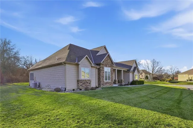 $665,000 | 900 Oakmont Drive, Lansing, KS 66043