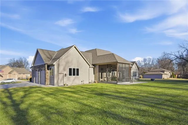 $665,000 | 900 Oakmont Drive, Lansing, KS 66043