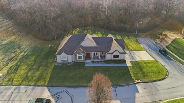 $665,000 | 900 Oakmont Drive, Lansing, KS 66043