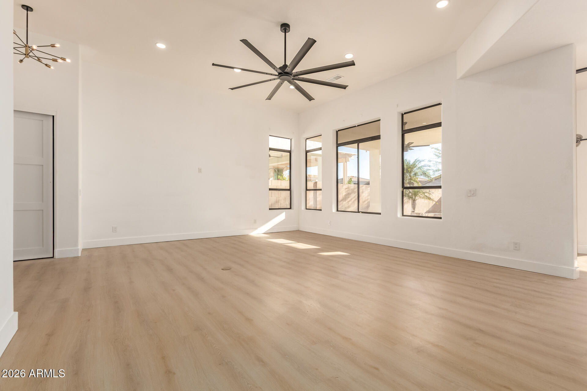 4843 East Estevan Road Phoenix, AZ 85054 - Photo 10 of 32 09 - Estevan