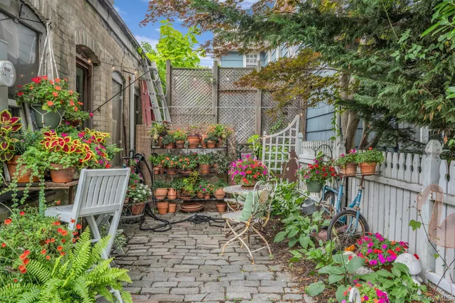 a view of a house with backyard and sitting area