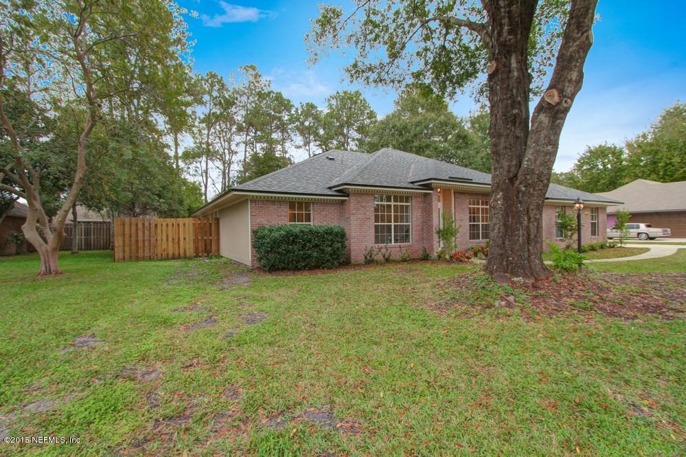 3038 Nautilus Road Middleburg, FL 32068 - Photo 37 of 45 a front view of a house with a garden