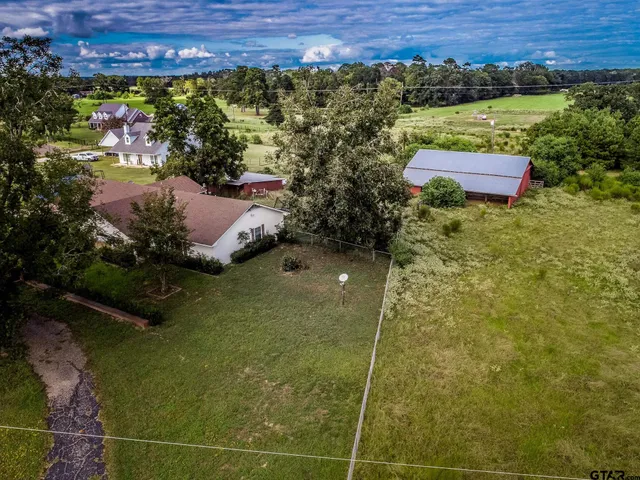 a view of a back yard of the house and green space