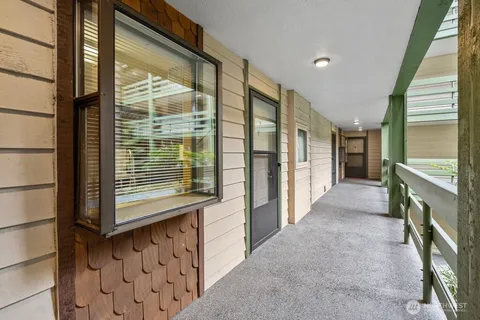 $250,000 | 9512 1st Avenue Northeast, Unit 202, Seattle, WA 98115