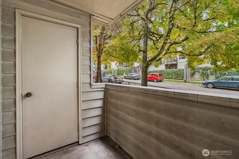 $250,000 | 9512 1st Avenue Northeast, Unit 202, Seattle, WA 98115
