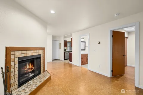 $250,000 | 9512 1st Avenue Northeast, Unit 202, Seattle, WA 98115