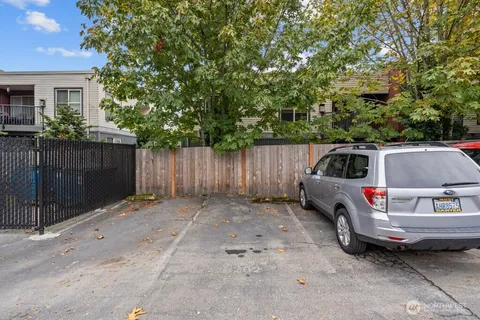 $250,000 | 9512 1st Avenue Northeast, Unit 202, Seattle, WA 98115